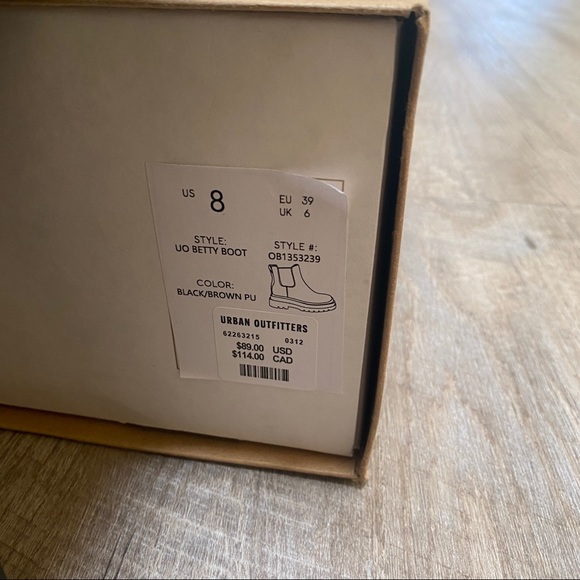 SOLD OUT UO Urban Outfitter BETTY TREADED CHELSEA BOOT sz8 - Picture 4 of 4